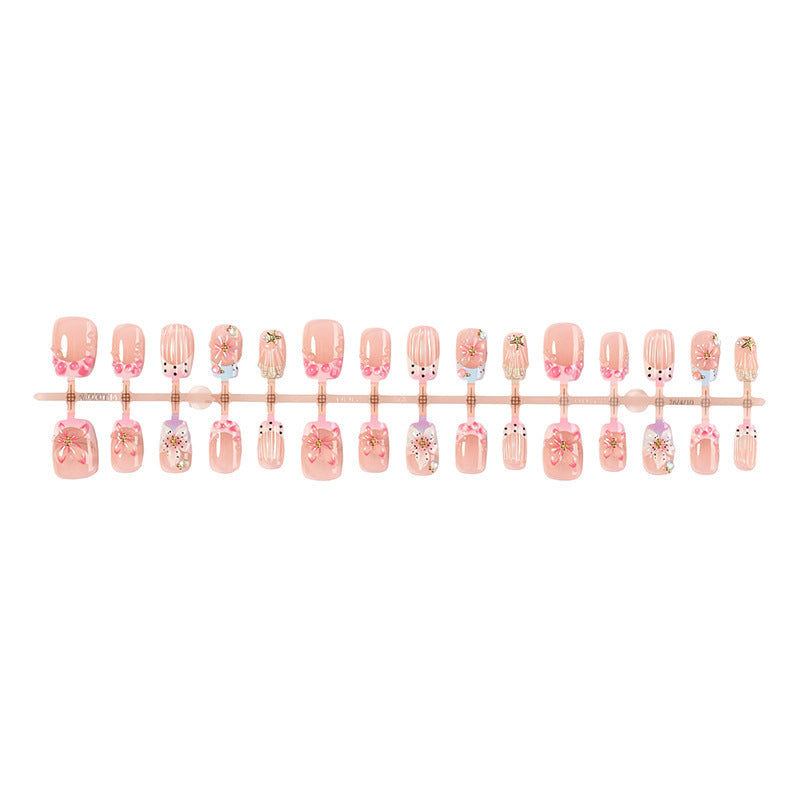 Kunstnagelset mit floralen Akzenten und glamourösen Dekoren Brehn