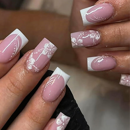 Kunstnagelset mit elegantem französischen Design und zarten Blütenmustern Brehn