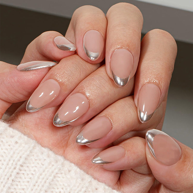 Kunstnagelset mit modernem French-Tip-Design Brehn