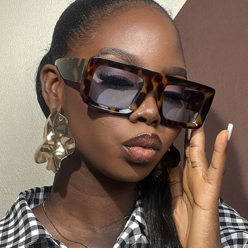 Damen modische quadratische Sonnenbrille mit robustem Rahmen und schützenden Gläsern Brehn