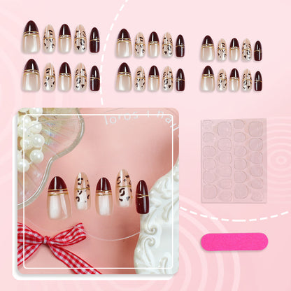 Elegantes Press-On-Nagelset mit geometrischen und metallischen Designs