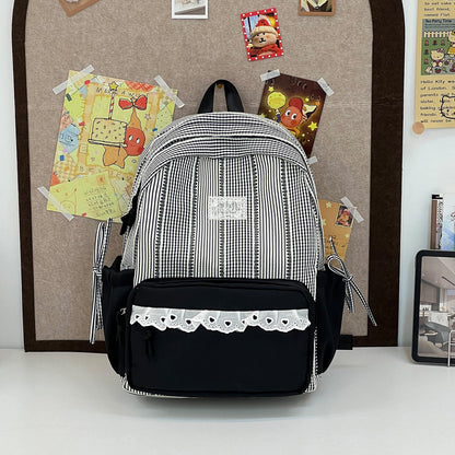 Stylischer gestreifter Rucksack mit dekorativen Akzenten Brehn
