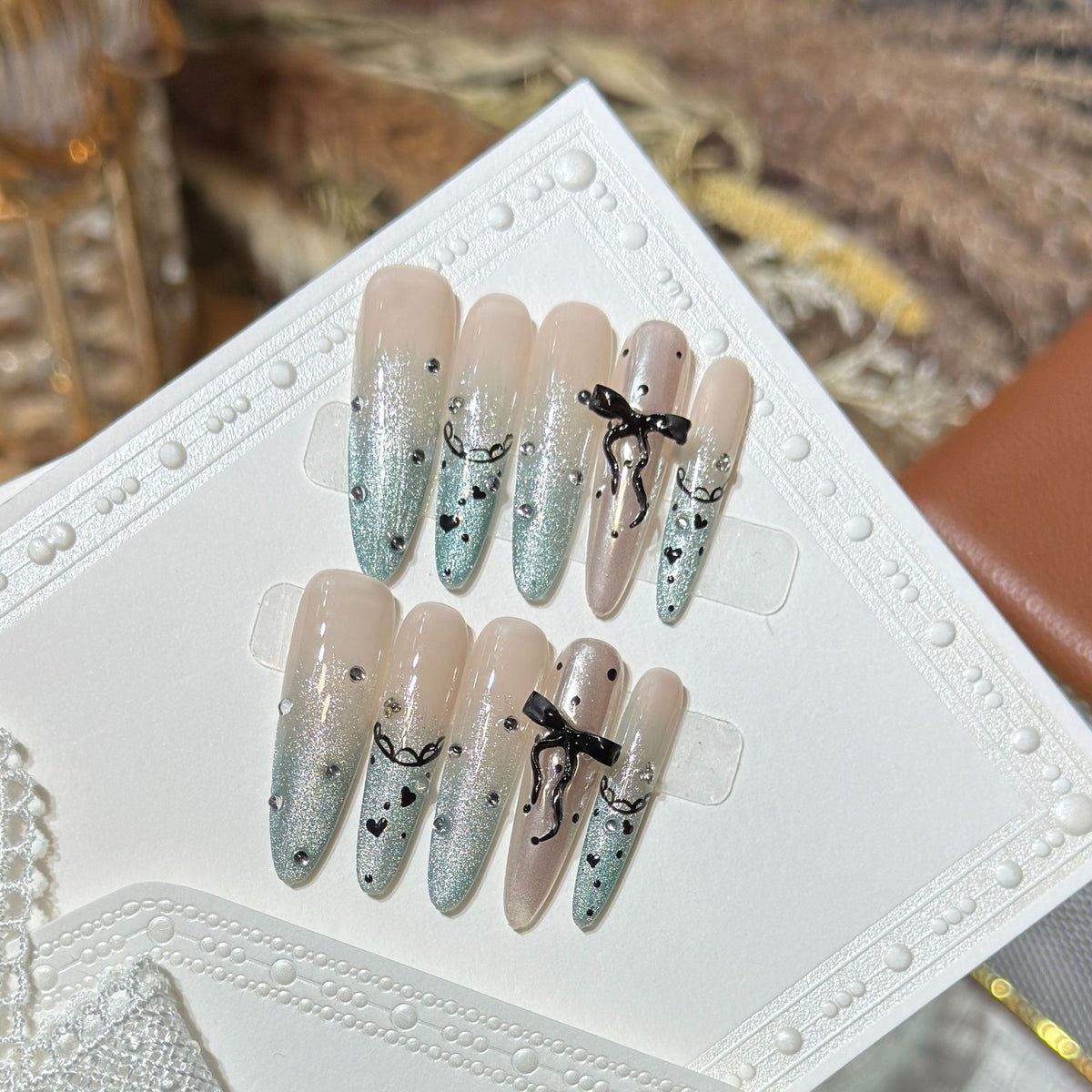 Elegantes Stiletto Press-On Nagelset mit Strass- und Schleifenakzenten Brehn