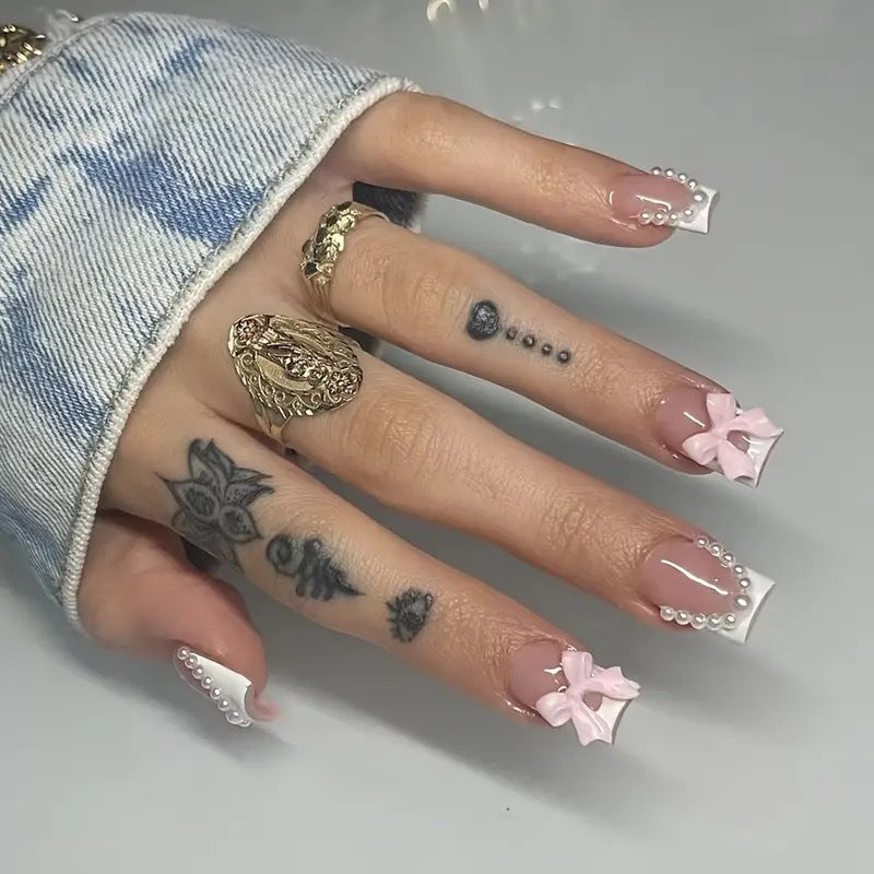 Künstliche Nagelspitzen mit eleganten Schleifen und Perlenverzierungen Brehn