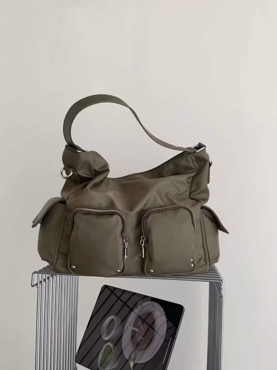 Multi-Pocket Utility Schultertasche