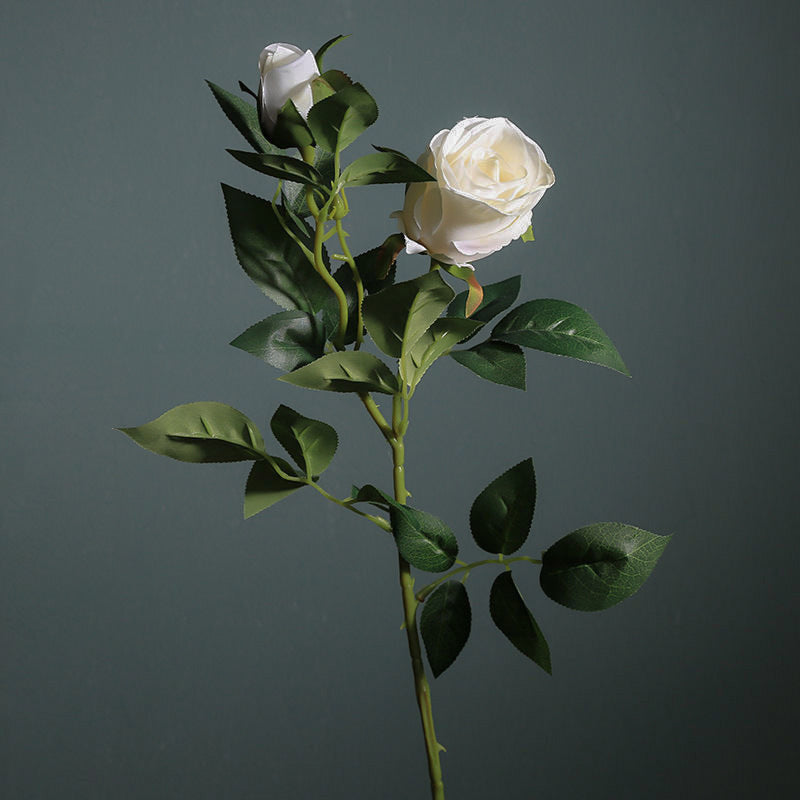 Realistische künstliche Rosenstängel