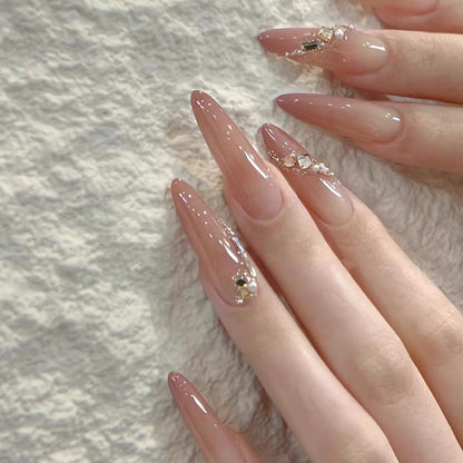 Künstlerisch thematisches Press-On Nageldesign Brehn