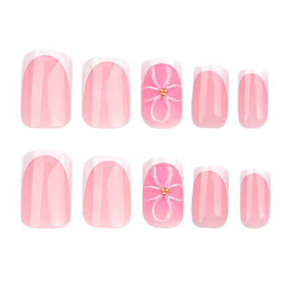 Kunstvolle Nagelkunst mit zarten Blüten und eleganter French-Spitze Brehn