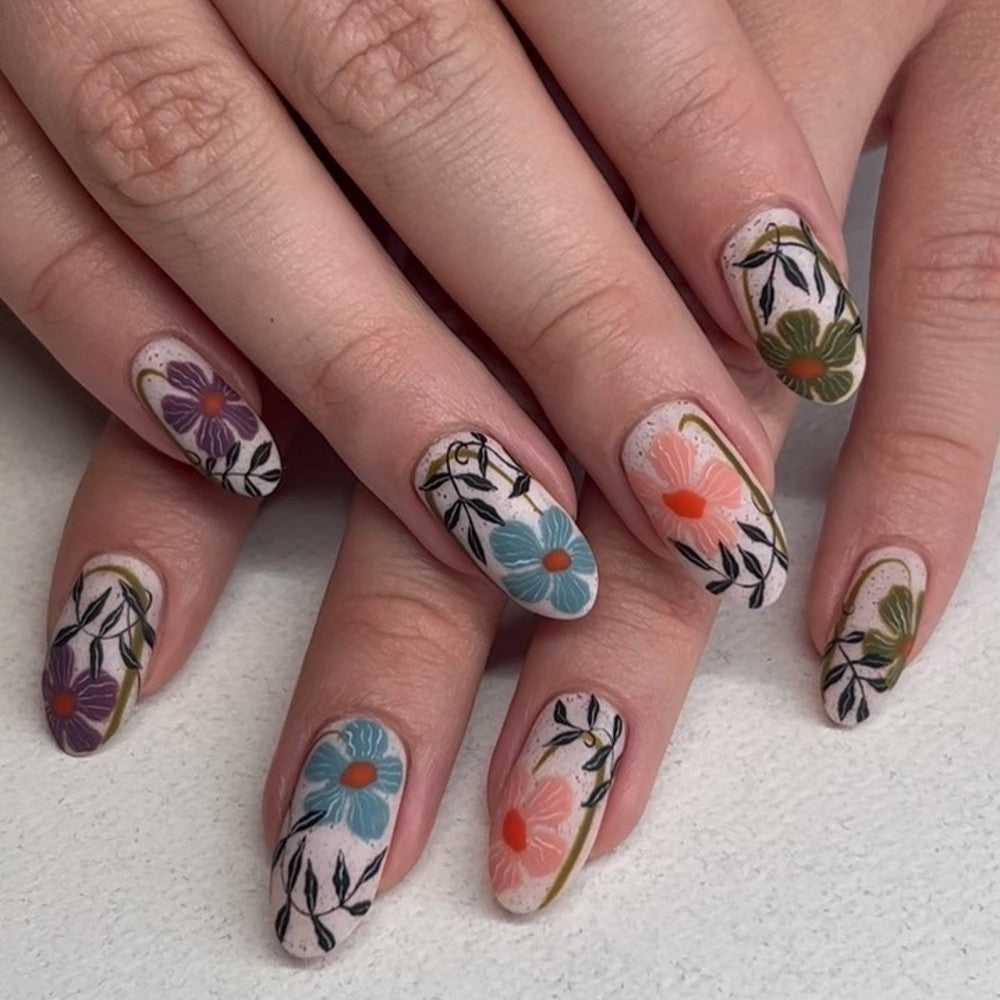 Kunstnägel mit floralem Akzent Brehn