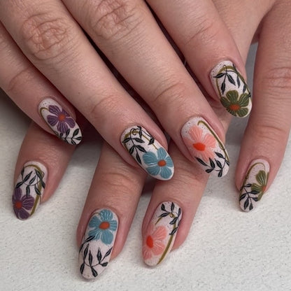 Kunstnägel mit floralem Akzent Brehn