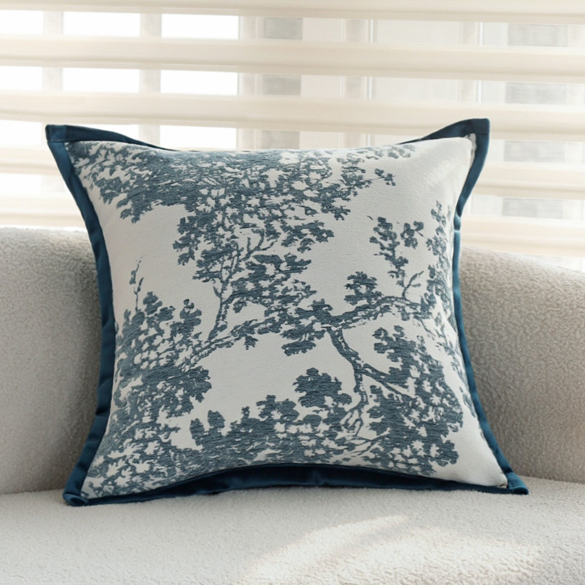 Quadratischer Kissenbezug mit feinem Toile‑Jacquard und seidiger Kederkante Brehn