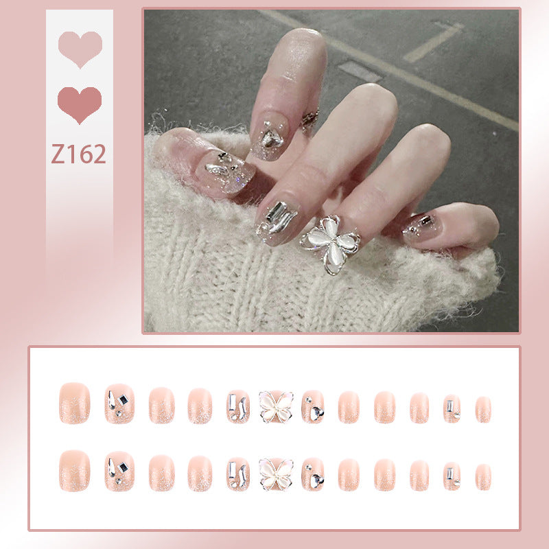 Kunstnagelset mit eleganten Glitzerverzierungen und schimmernden Akzenten Brehn