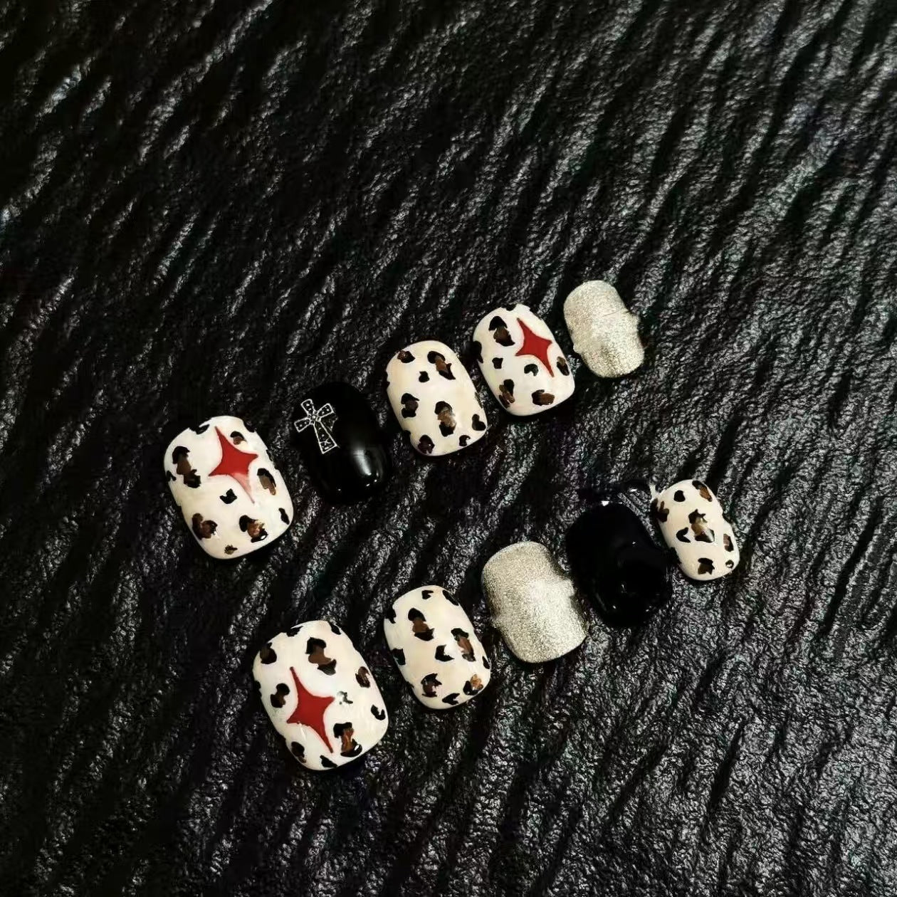 Künstlerisches Press-On-Nagelset mit geometrischen Designs Brehn
