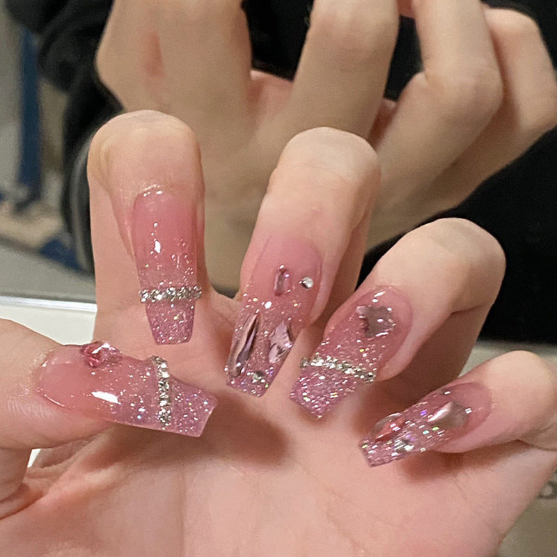 Kunstfingernägel mit Herzmotiv und Glitzerakzenten Brehn