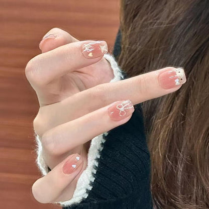 Dekorativer Press-On Nagelset mit Herz- und Blumendesign Brehn