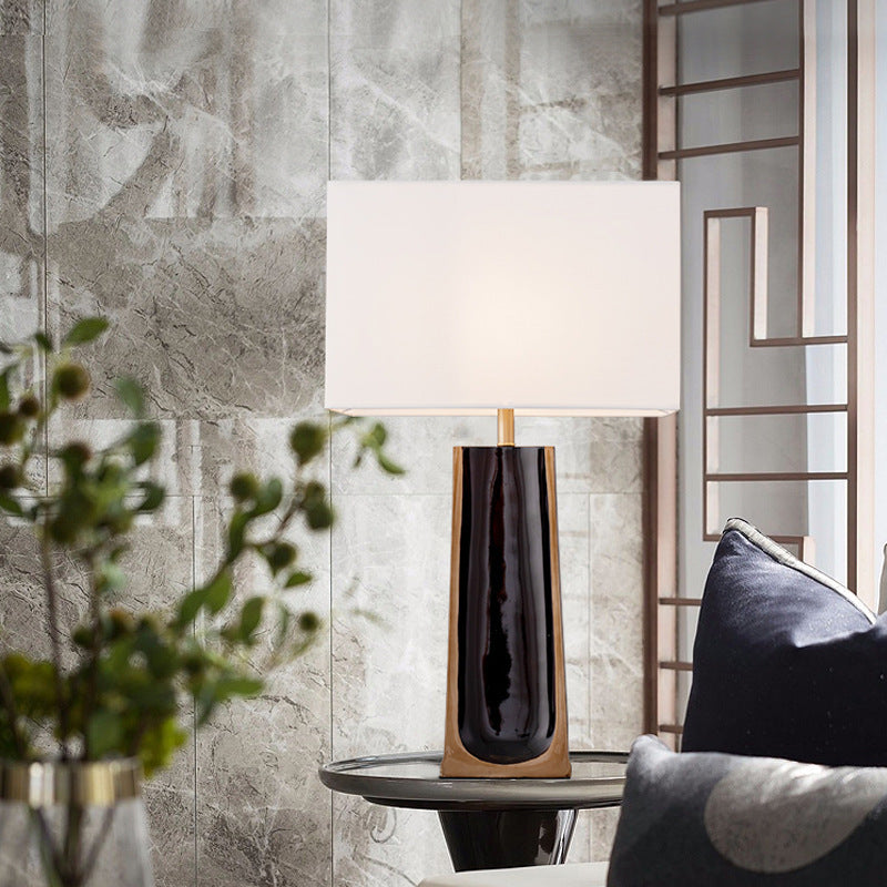 Elegante dekorative Tischlampe mit zeitgemäßem Design