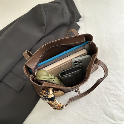 Modische Tote-Bag mit dekorativem Schal