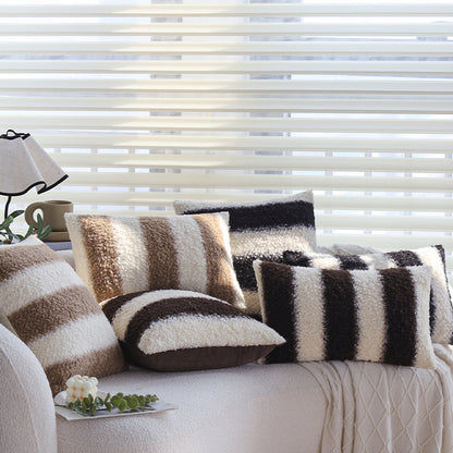 Quadratischer Kissenbezug aus Teddy‑Bouclé mit reliefierten Streifen und softem Flor Brehn