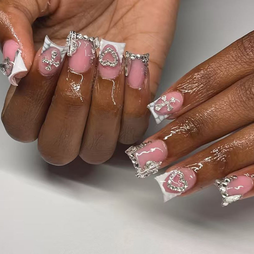Dekorative Press-On Nagelkunst mit Strassdetails Brehn