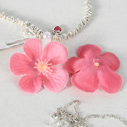 Blumenverziertes Haaraccessoire
