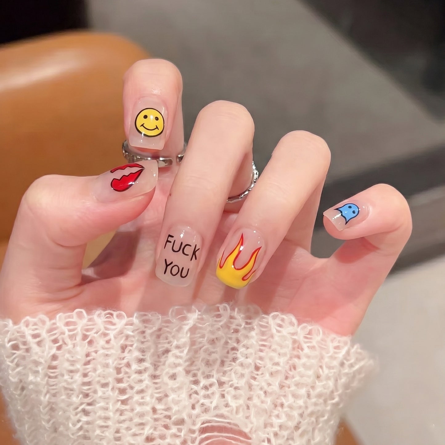Künstlerisches Press-On-Nagelset mit einzigartigen grafischen Designs Brehn
