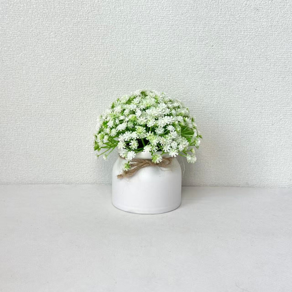 Lebensechte Lila Blumenarrangement