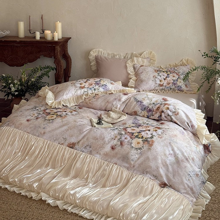 Luxuriöse Bettwäschegarnitur aus Baumwollsatin mit floralem Aquarellprint, geraffter Satinbordüre und Volantkissen