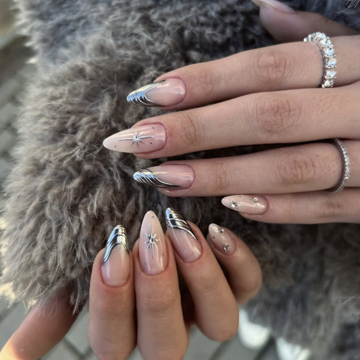 Kunstvolle Nagelverlängerungen mit filigranen Designs Brehn