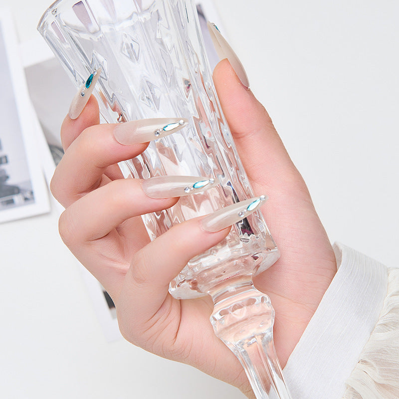 Kunstnägel mit Glitzerakzenten und eleganten Formen Brehn