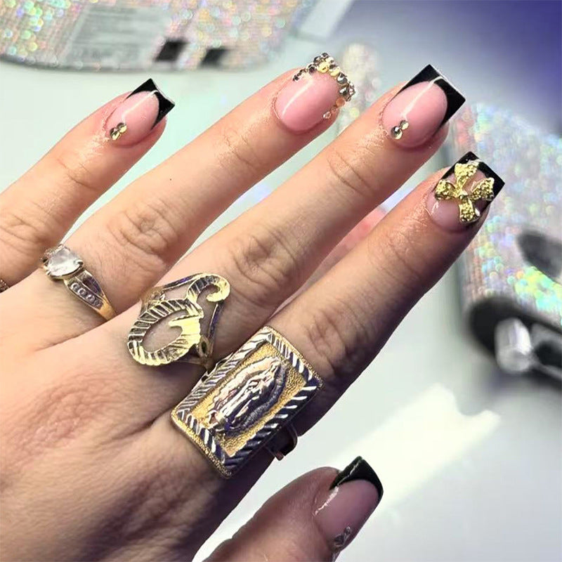 Kunstnagelset mit eleganten Schwarzspitzen und glitzernden Akzenten Brehn