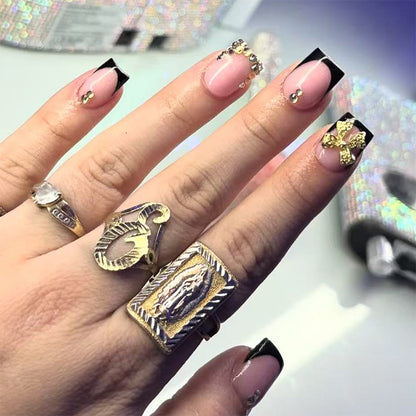 Kunstnagelset mit eleganten Schwarzspitzen und glitzernden Akzenten Brehn