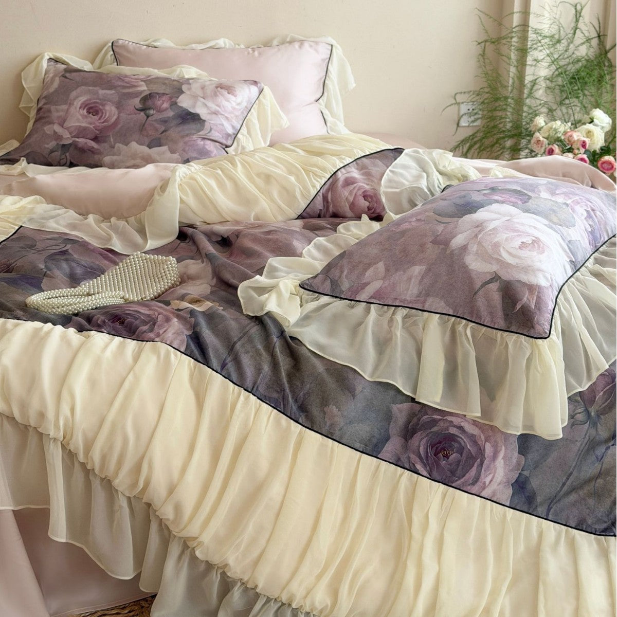 Romantische Bettwäschegarnitur aus Baumwollsatin-Mix mit Rosen-Aquarellprint und Volants