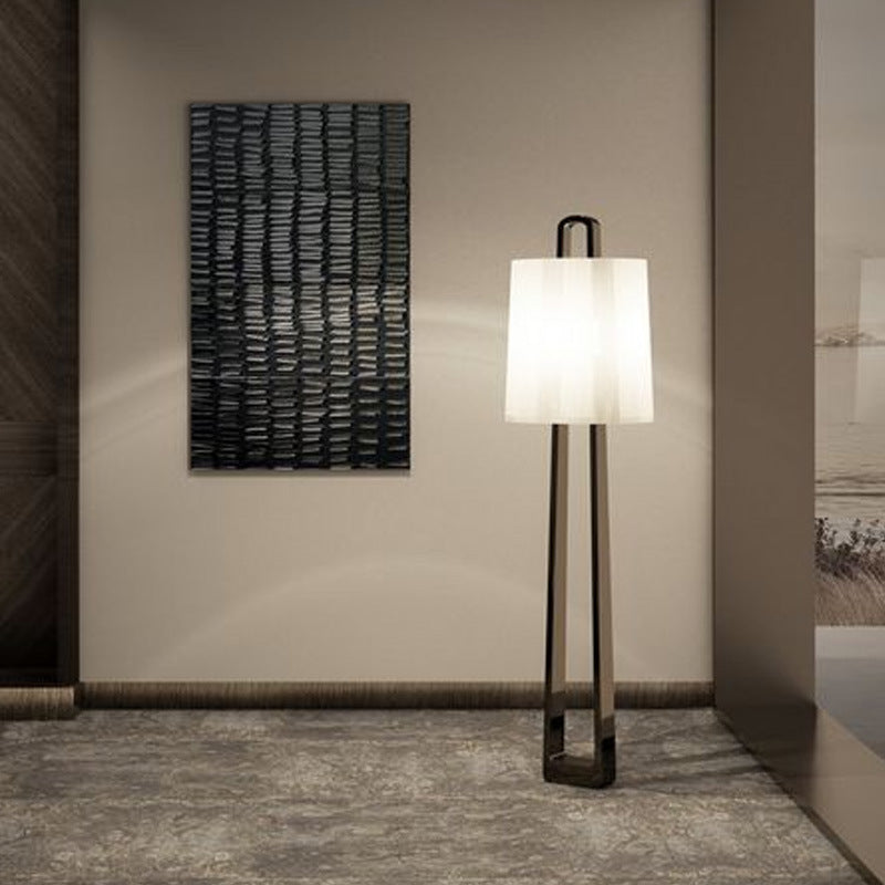 Moderne verstellbare Stehlampe mit einzigartigem geometrischem Sockel
