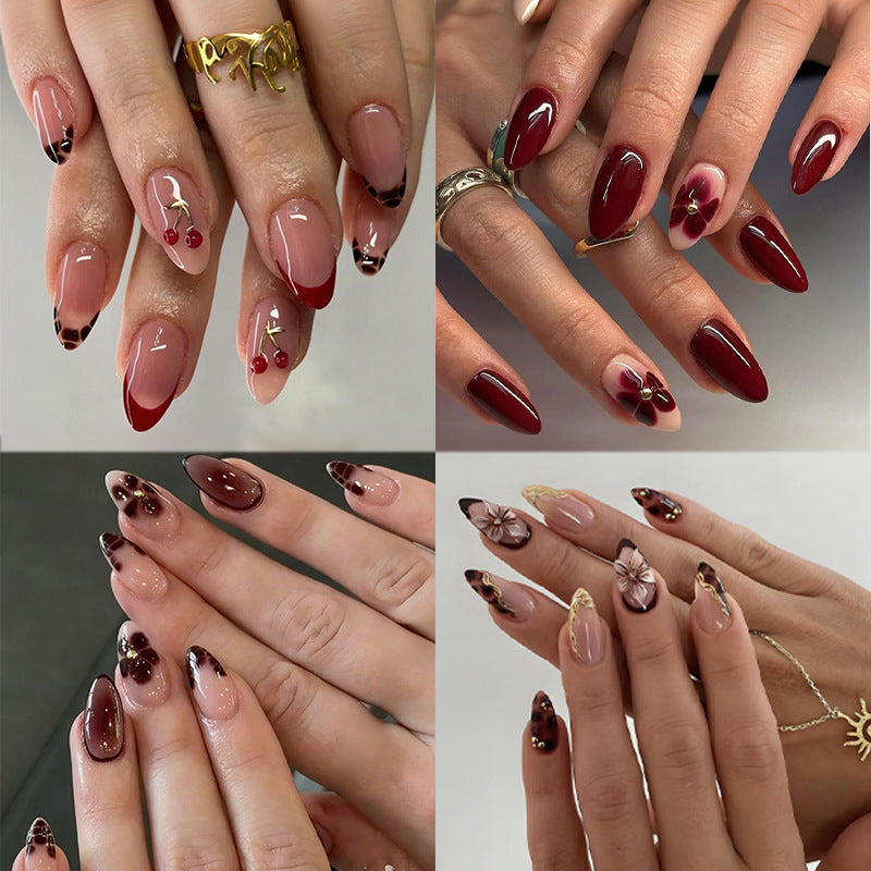 Kunstnagelset mit eleganten floralen Designs und luxuriösen Akzenten Brehn