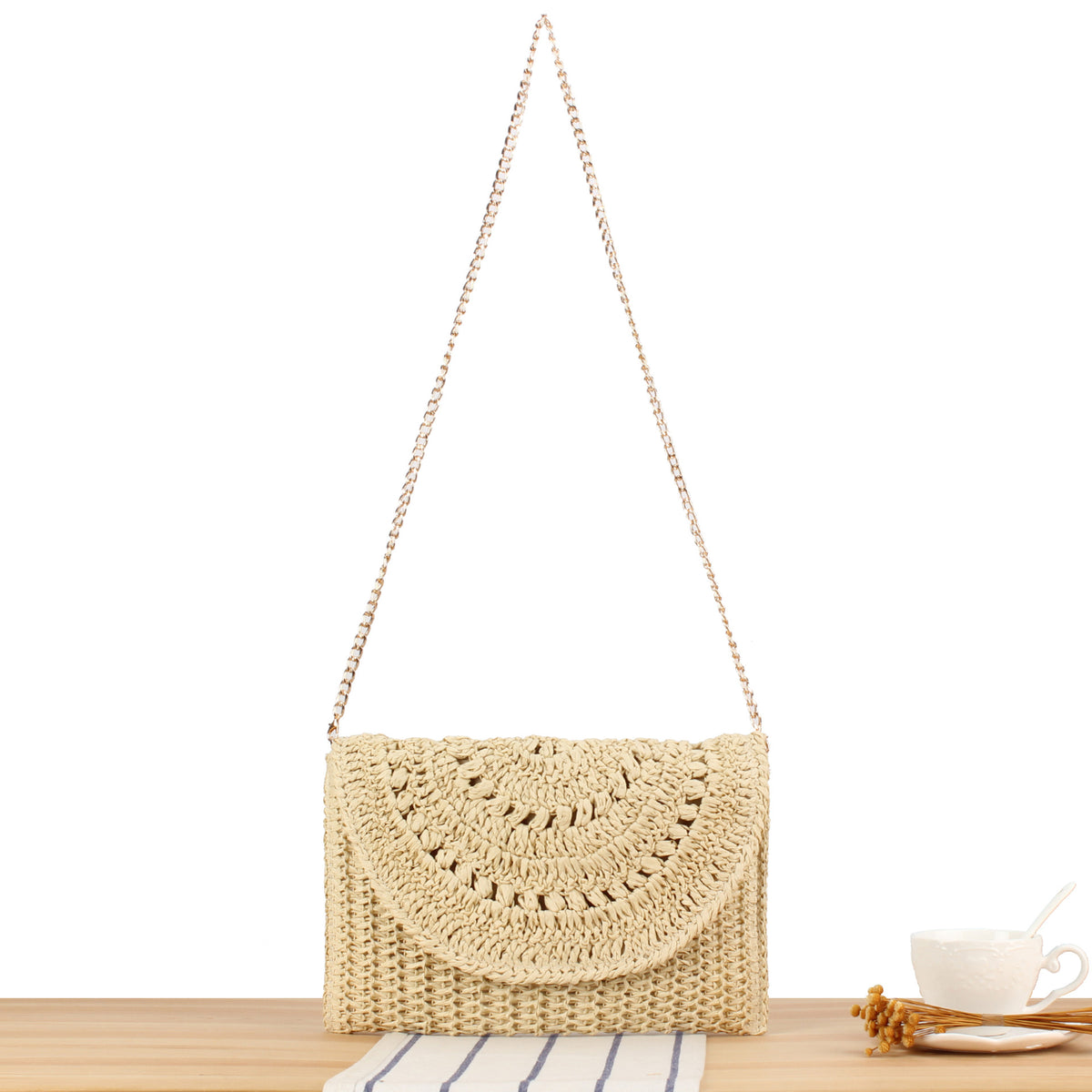 Handtasche Aus Geflochtenem Bast mit Eleganter Kettenverzierung Brehn