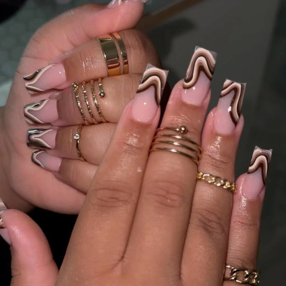 Kunstvolle Gel-Nägel mit elegantem Wellen-Design Brehn