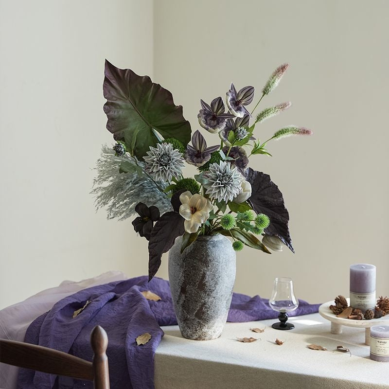 Lebensechte gemischte Blumenarrangement