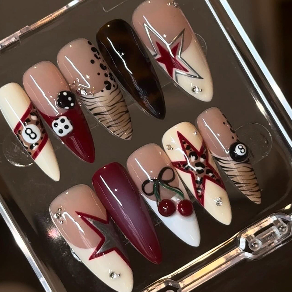 Künstlerische Stiletto Press-On Nägel mit einzigartigen Designs Brehn