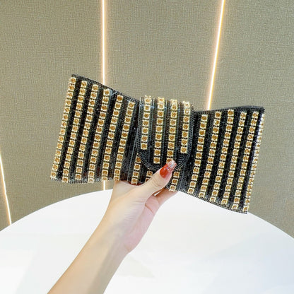 Glamouröse, mit Rhinestones besetzte Abend-Clutch