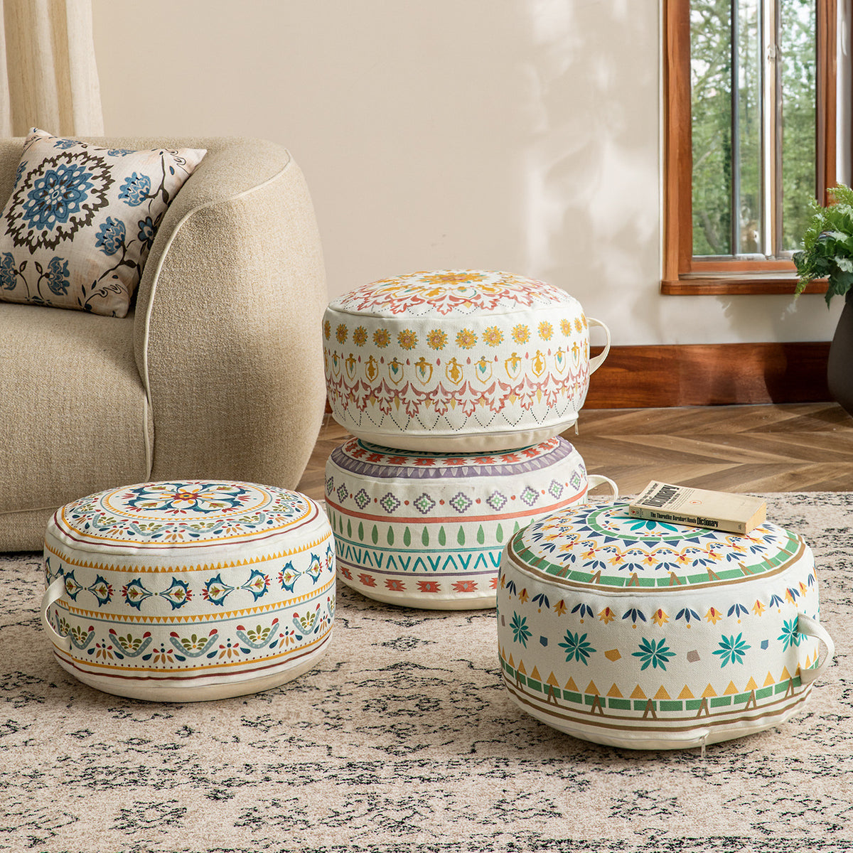 Rundes Sitzpouf mit gewebtem Baumwollbezug und ethnischem Mandala-Print Brehn