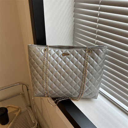 Gepolsterte Handtasche mit Kettenhenkel