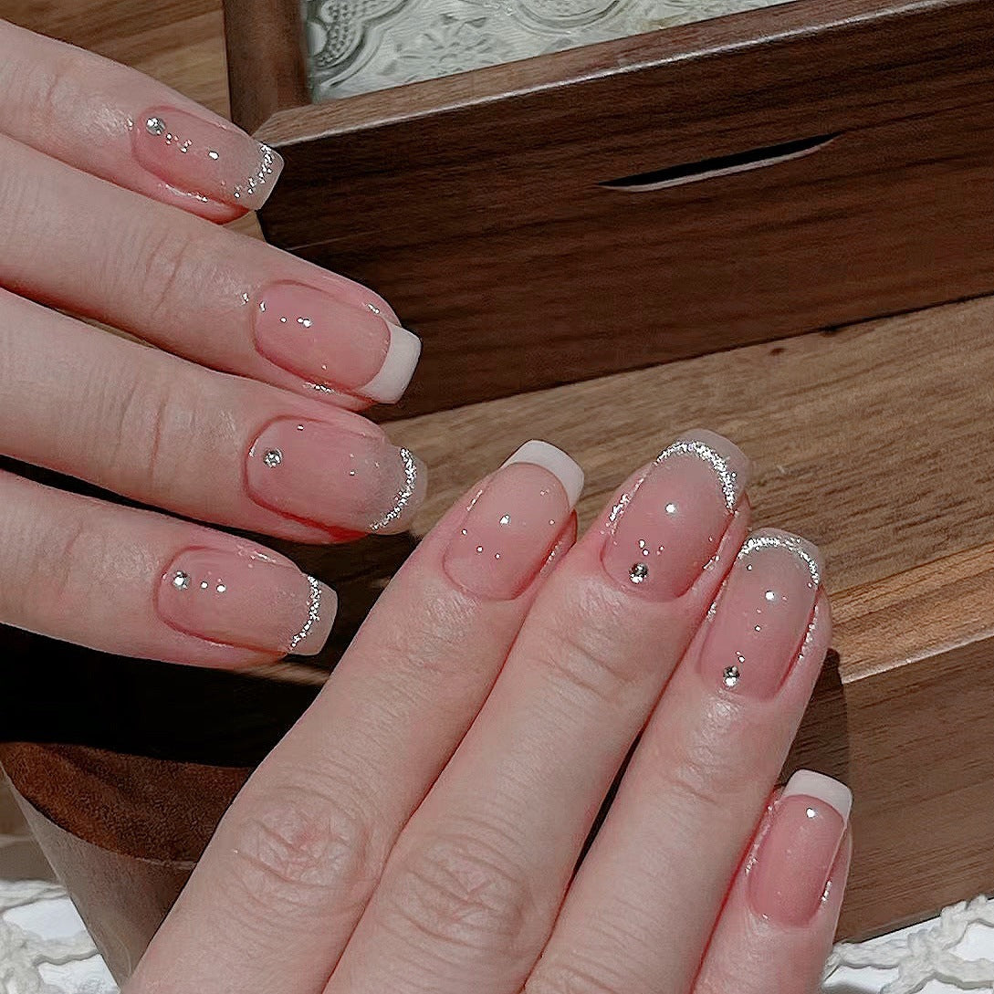 Glamouröse Kunstnägel mit Filigranen Strass-Details Brehn