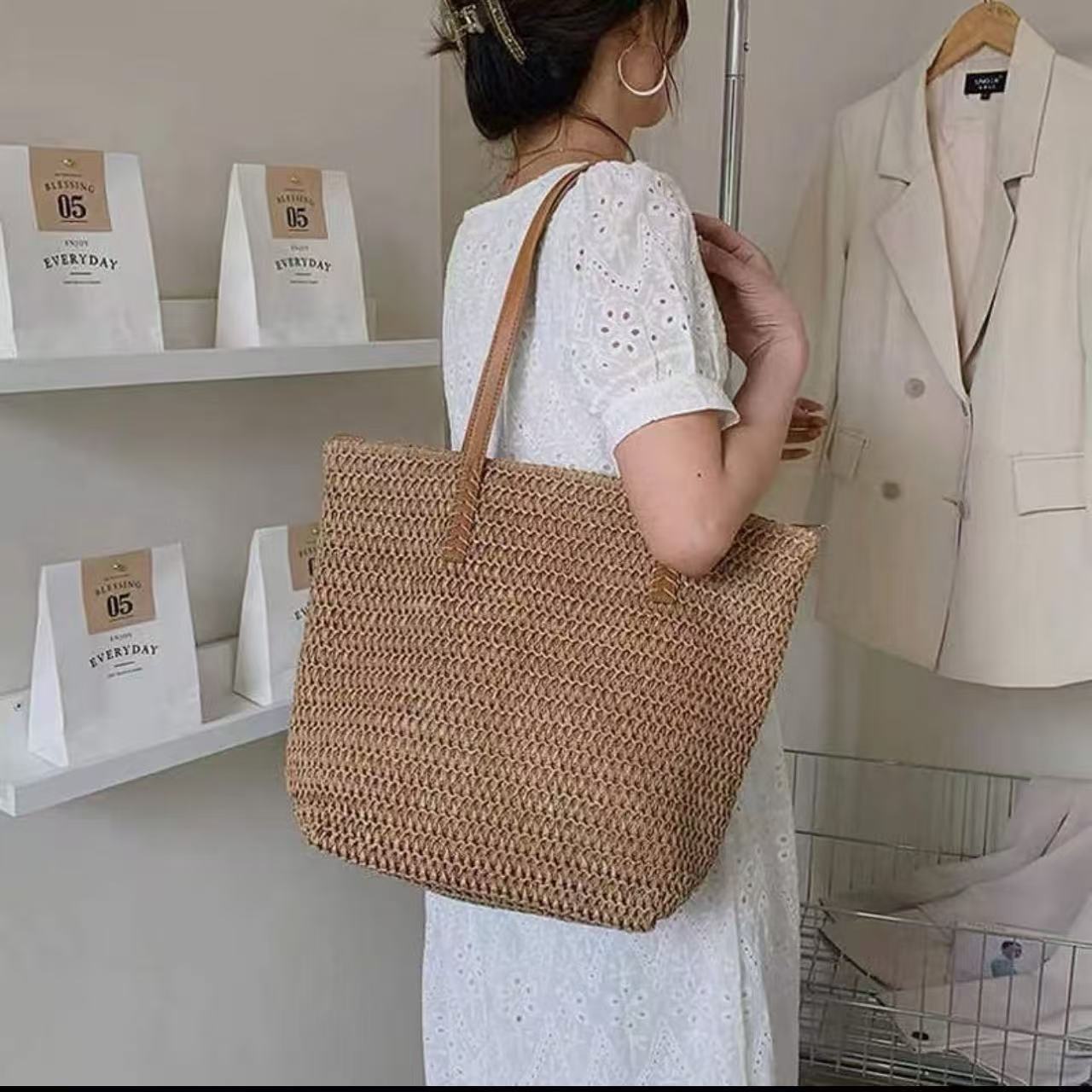 Handtasche Aus Geflochtenem Naturmaterial mit Ledernen Tragegriffen Brehn