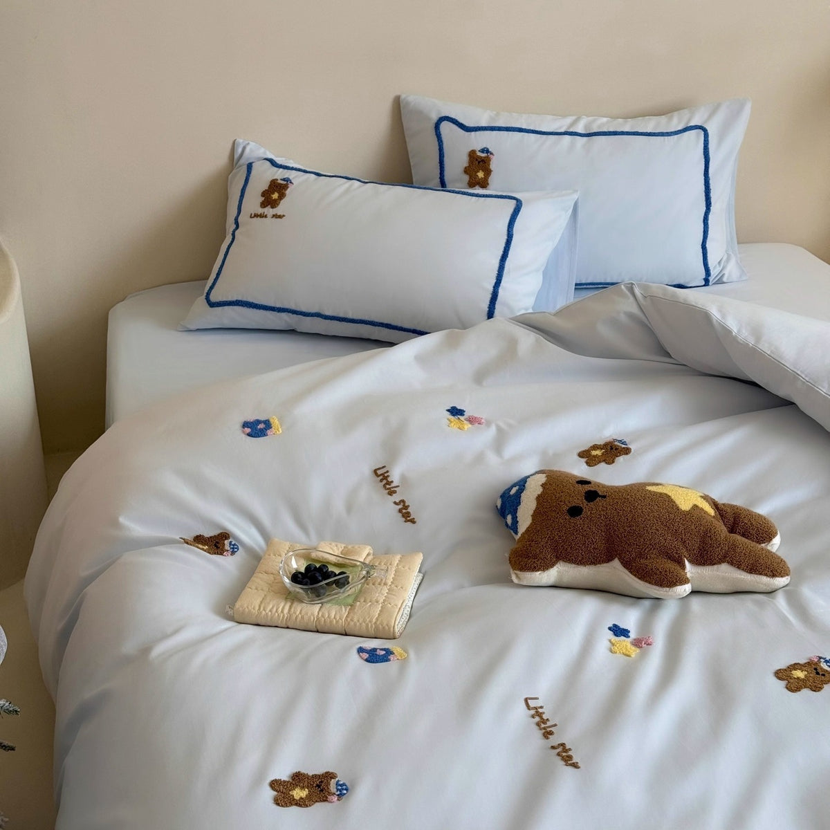 Kinder-Bettwäsche-Set mit Chenille-Teddystickerei und Kontrastkeder