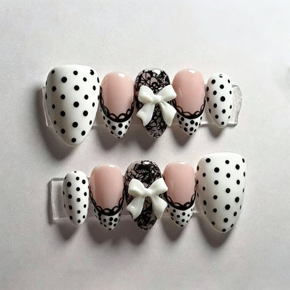 Elegantes Punkte-Press-On-Nagelkunst-Set Brehn