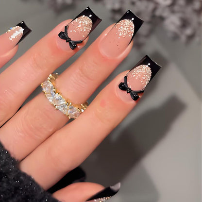 Kunstnagelset mit eleganten Glitzerakzenten und Schleifendetails Brehn