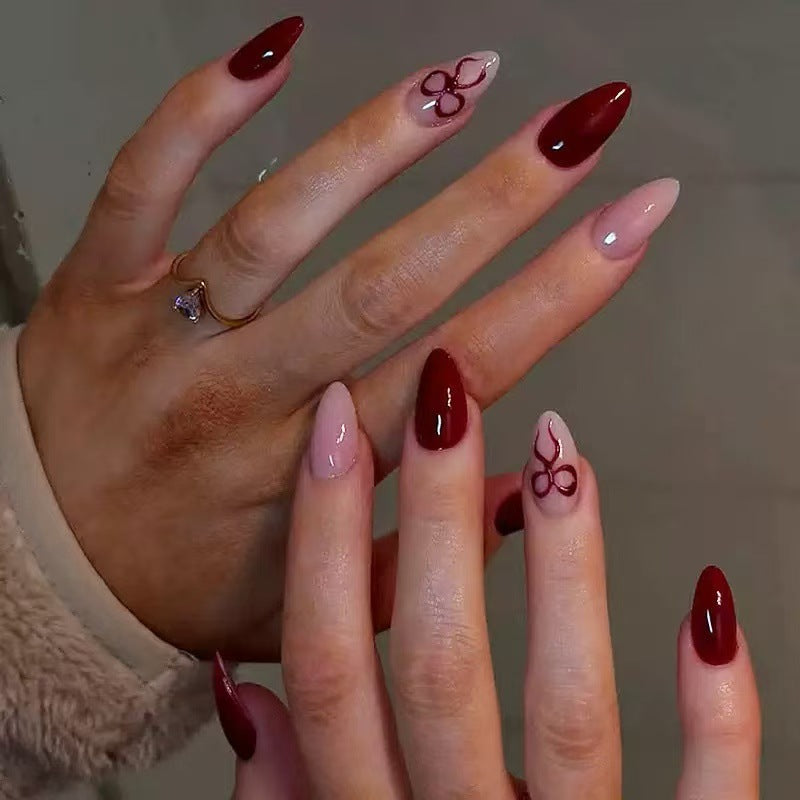 Kunstnagelset mit luxuriösem Glanz und verspielten Designakzenten Brehn