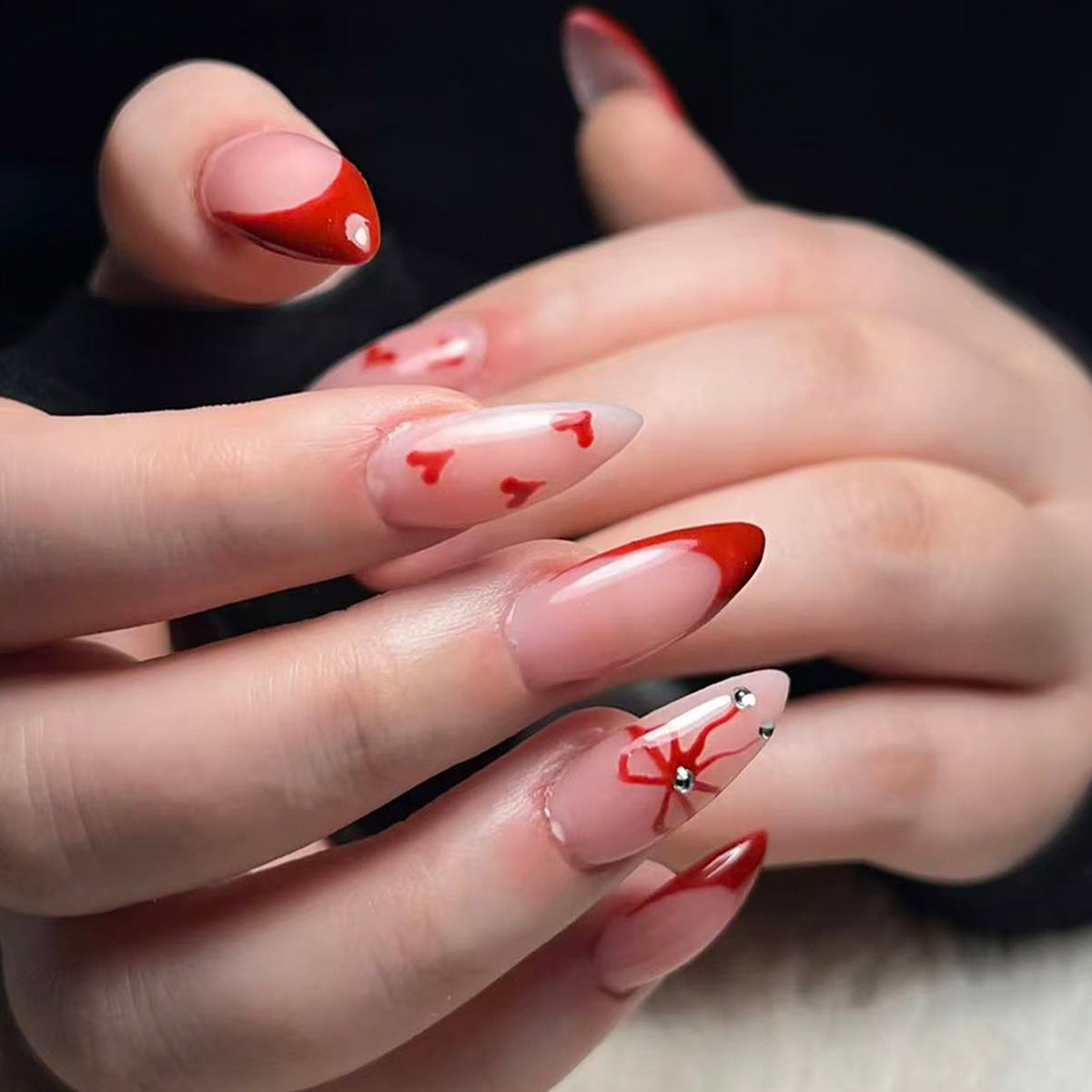 Kunstfingernägel mit Eleganten Herzmotiven und Glamourösen Akzenten Brehn