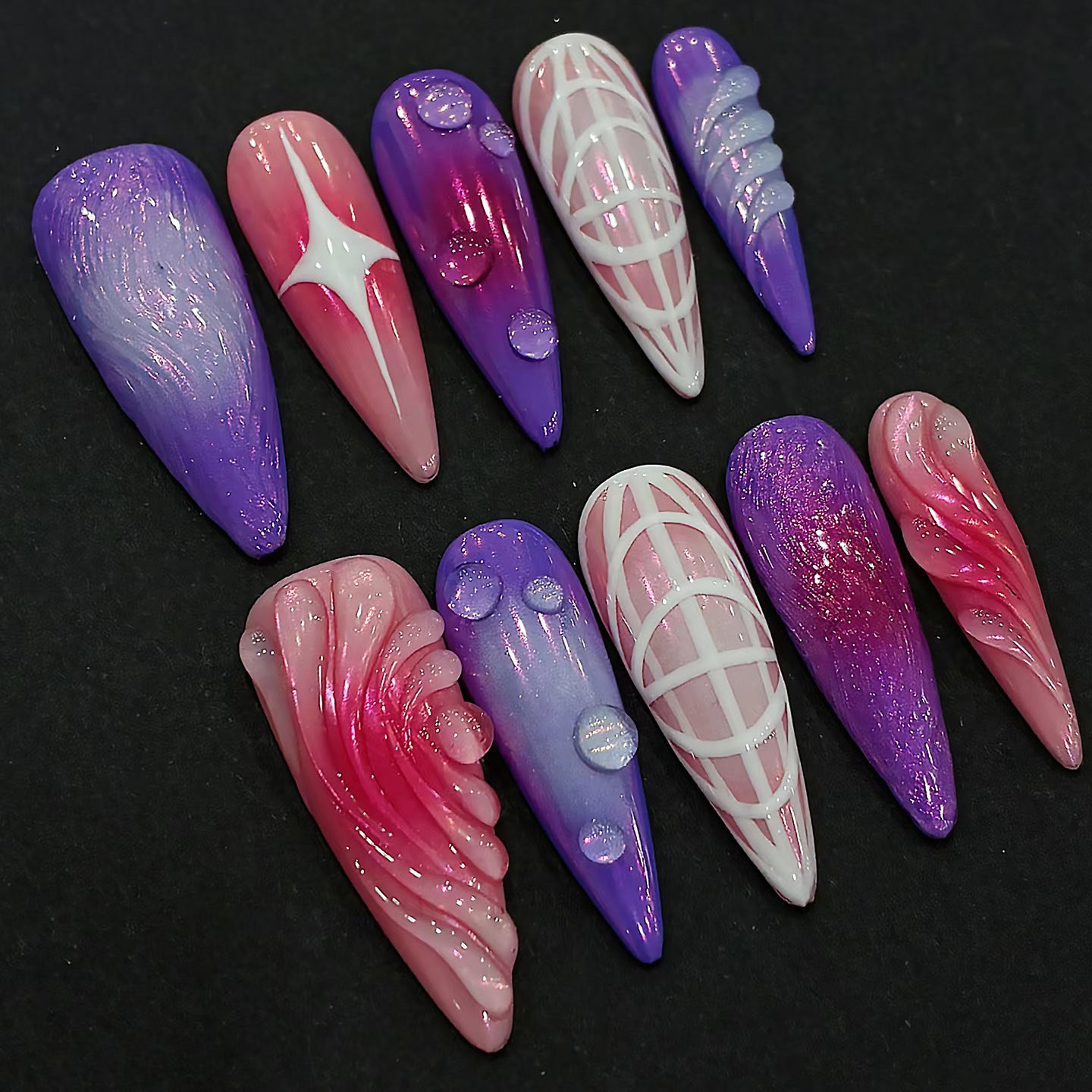 Dekoratives Press-On Nagelkunst-Set mit irisierenden und abstrakten Designs Brehn