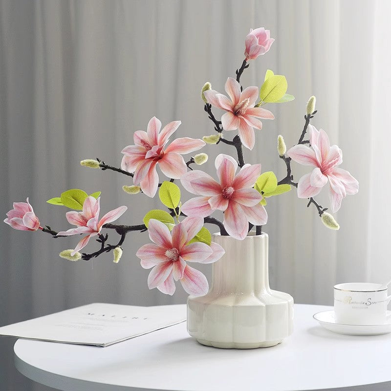 Lebensechte Magnolienblütenanordnung